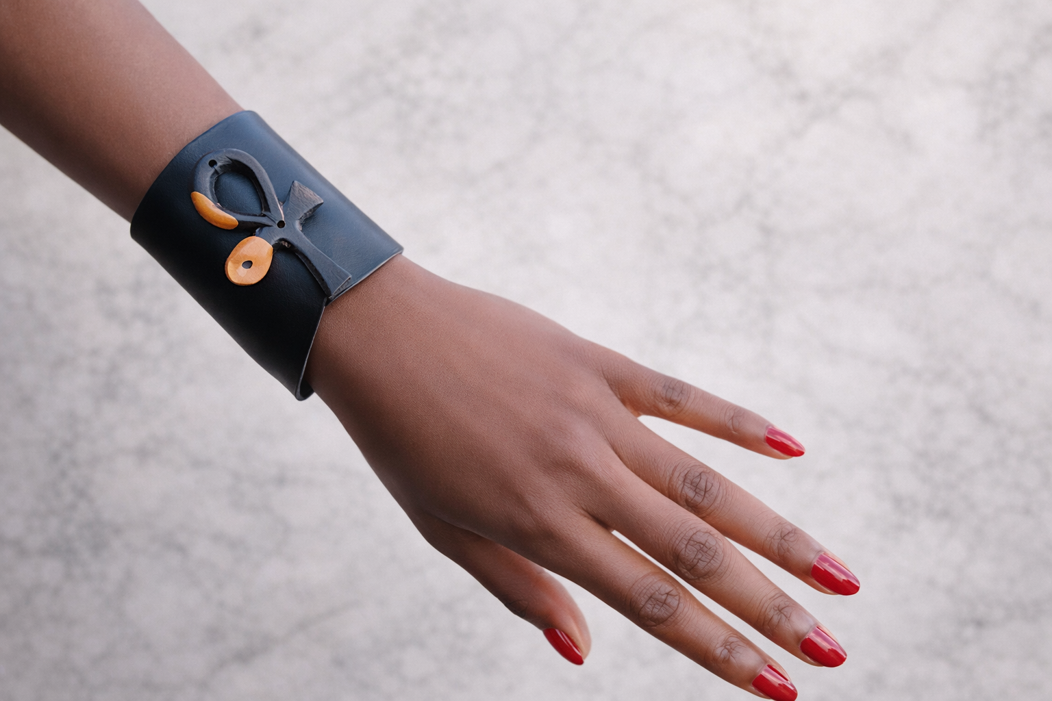 Manchette Ankh Cuir ébène - bleu Marin