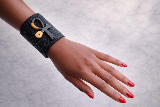 Manchette Ankh Cuir ébène noire pailleté